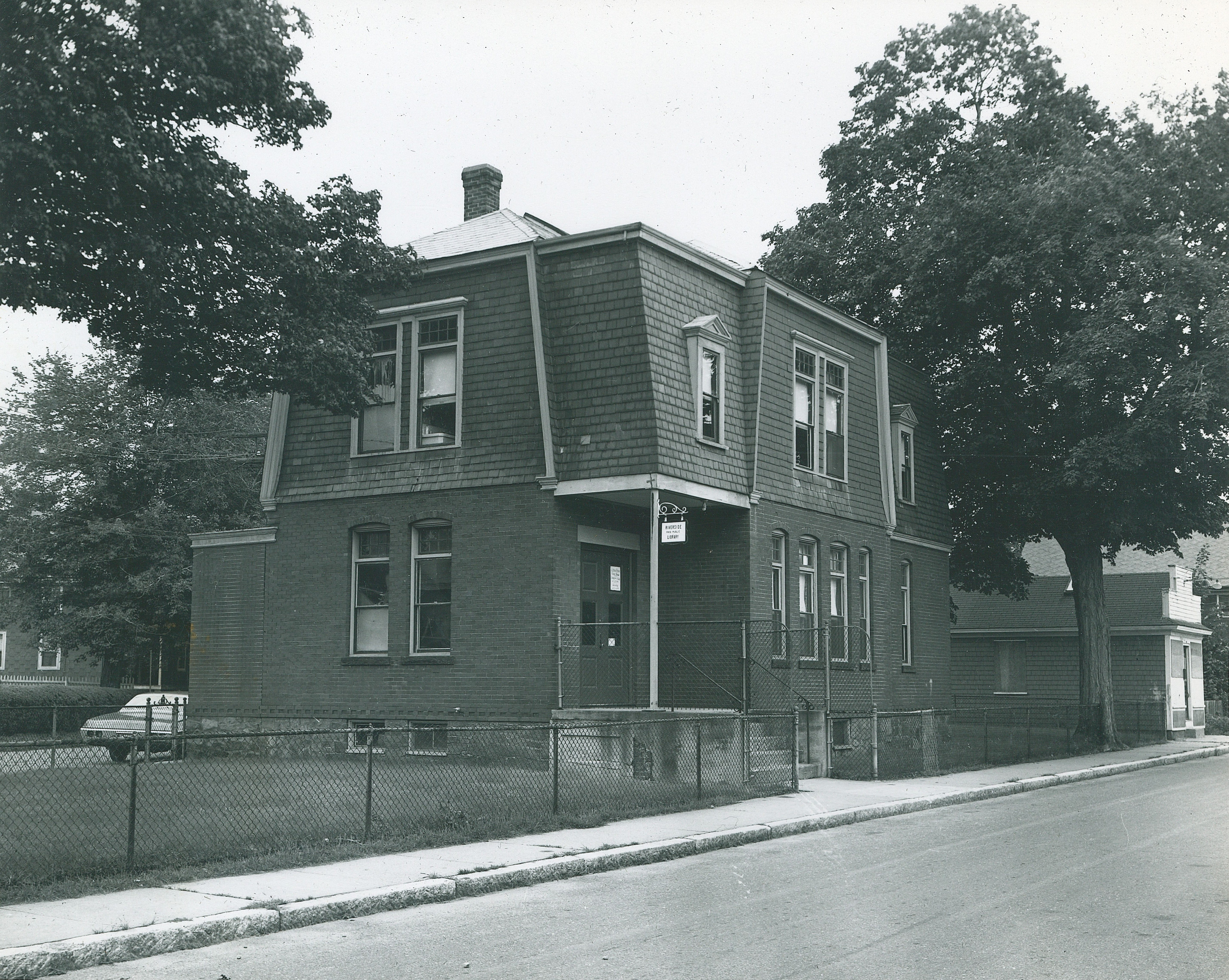Black and White photo from 1967 of original Riverside Library at corners of Lincoln and Monroe